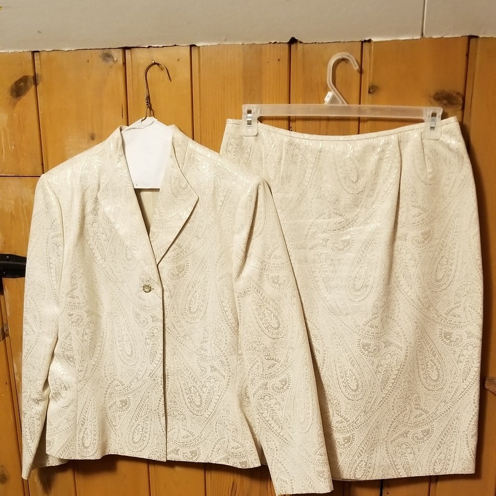 Skirt suit
